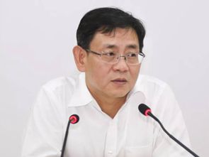 胡亞波在聽取行政審批等工(gōng)作(zuò)情況時強調 加快智慧城市建設 以數字化賦能(néng)高質(zhì)量發展